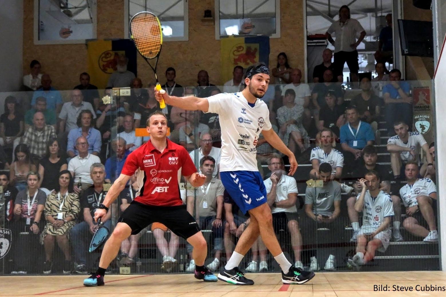 Felix Auer (re) gewinnt das letzte Spiel mit 3:0 Sätzen und bringt Diepholz dadurch sicher ins Halbfinale - Bild: Steve Cubbins