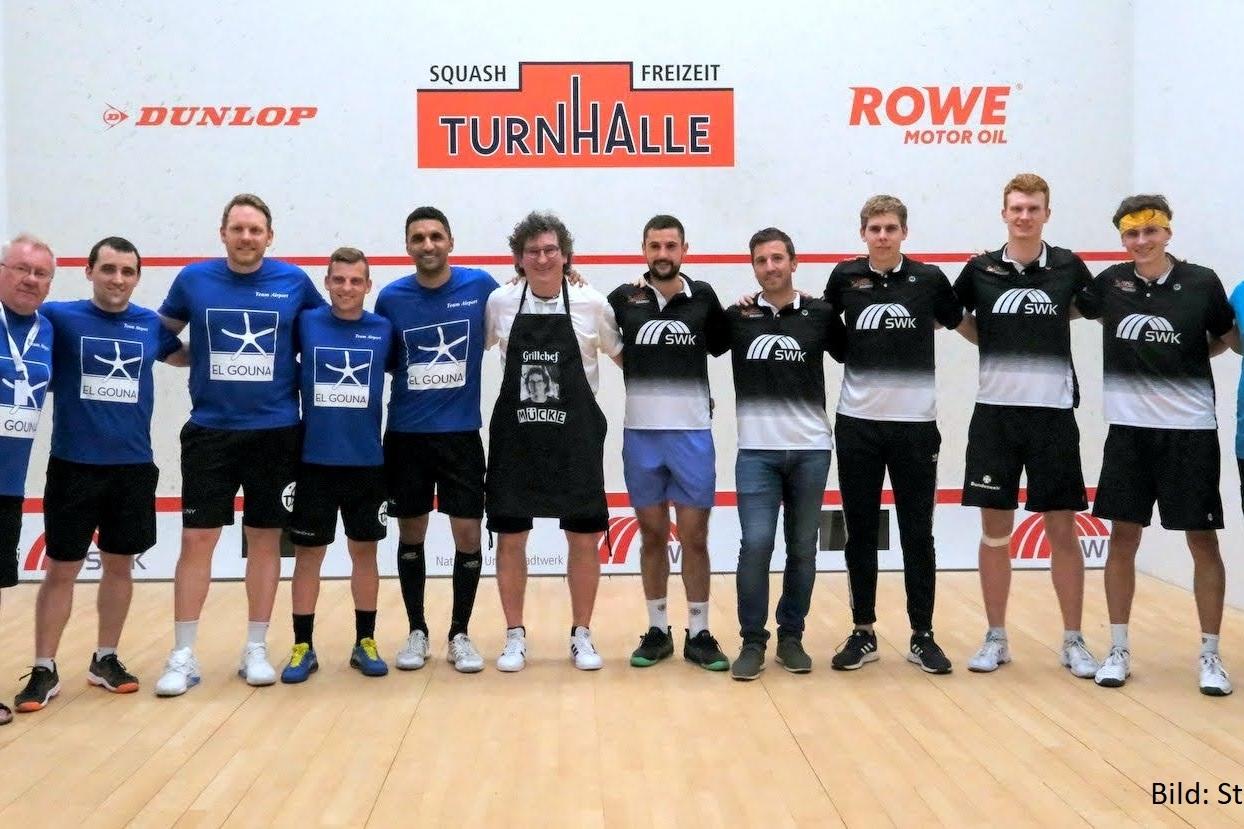 SC Turnhalle-Niederrhein (re) besiegt Airport Squash Berlin (li) klar mit 4:0 Spielen - Bild: Steve Cubbins
