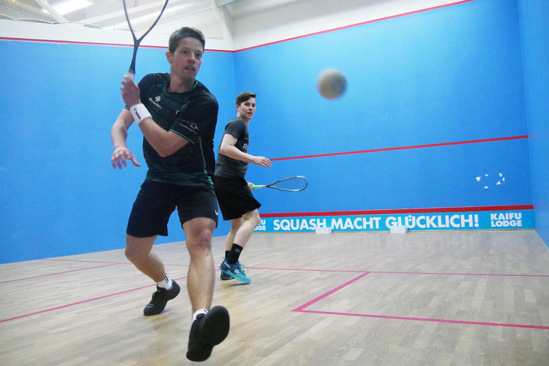 Szene aus dem Männer A - Finale: Raphael Kandra (am Ball) und Yannik Omlor - Bild: DSQV - Lennard Jessen
