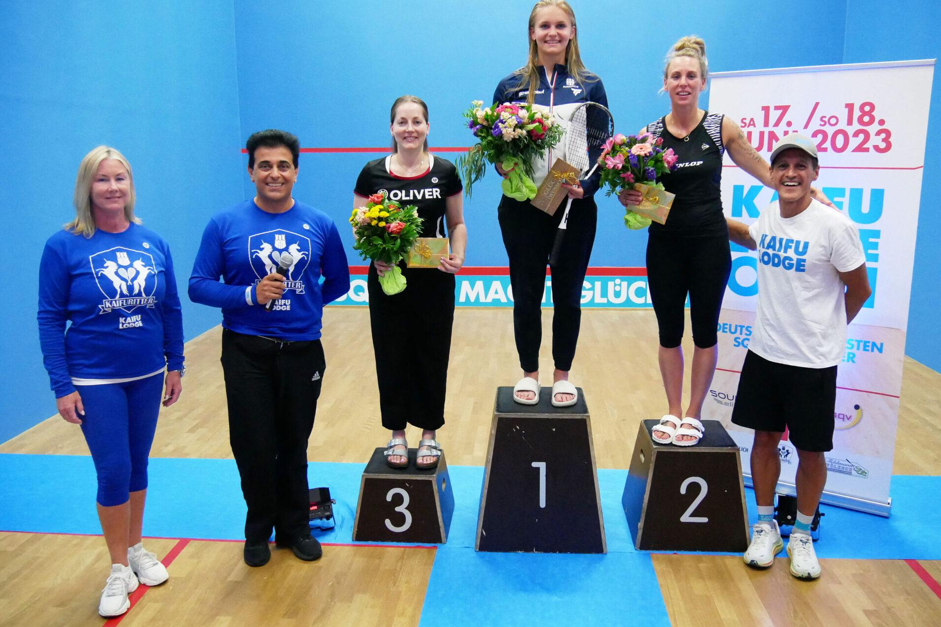 Turniersponsor Steve Morid (2.v.l.) mit Kaifu-Spielerin Laura Goulding (li) sowie dem Frauen-Podest (v.l.n.r.): Mareike Omlor, Katerina Tycova und Sharon Sinclair. KAIFU-Geschäftsleiter Kevin Nafar (re) freut sich mit allen Podestplatzierten - Bild: