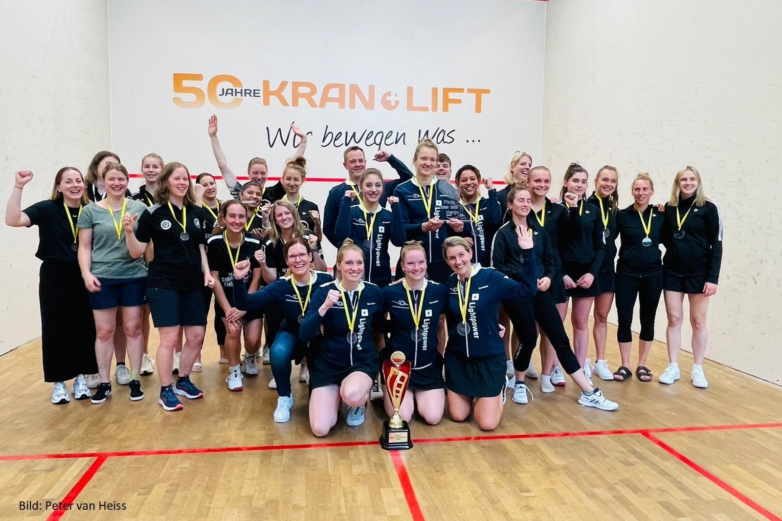 Das Podest der DDMM 2023 inkl. der Teams Squash Devils Stuttgart und TSV Scharnhausen - Bild: Peter van Heiss