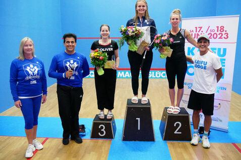 Turniersponsor Steve Morid (2.v.l.) mit Kaifu-Spielerin Laura Goulding (li) sowie dem Frauen-Podest (v.l.n.r.): Mareike Omlor, Katerina Tycova und Sharon Sinclair. KAIFU-Gesch&auml;ftsleiter Kevin Nafar (re) freut sich mit allen Podestplatzierten - Bild: