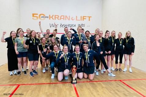 Das Podest der DDMM 2023 inkl. der Teams Squash Devils Stuttgart und TSV Scharnhausen - Bild: Peter van Heiss