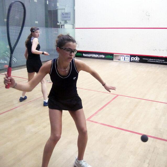Amelie Haworth (am Ball) entschied das M&auml;dchen-U19-Finale f&uuml;r sich - Bild: DSQV - Lennard Jessen