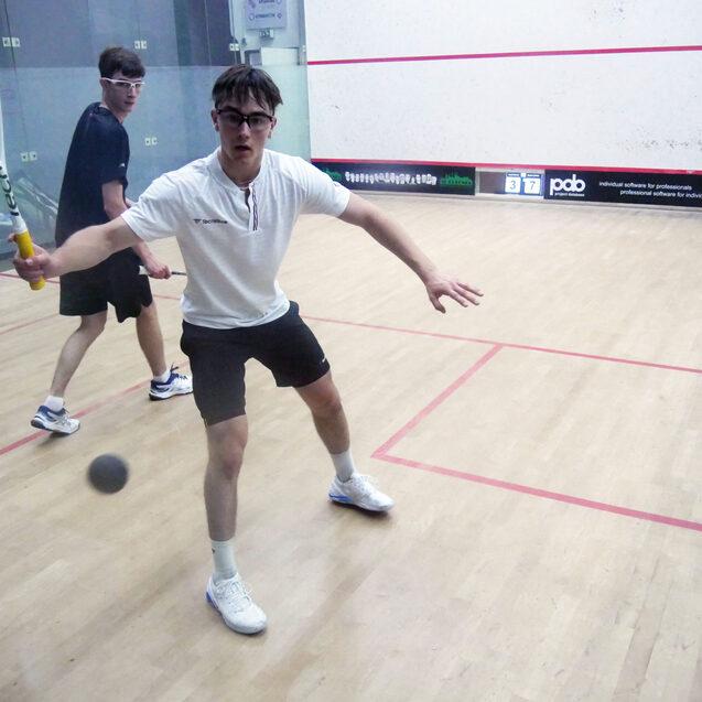 David Bernet (re) gewinnt das U19-Jungen-Finale gegen Guido Lindner (li) in vier S&auml;tzen - Bild: DSQV - Lennard Jessen
