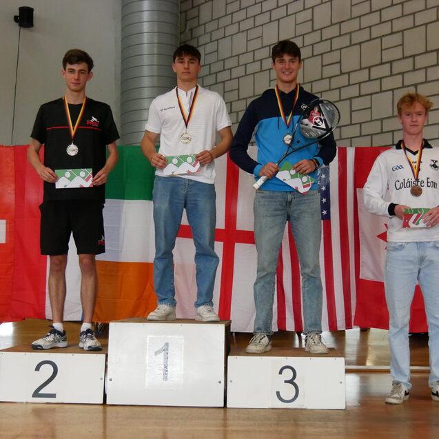 Das Podest der U19-Jungen inkl. Viertplatziertem - Bild: DSQV - Lennard Jessen