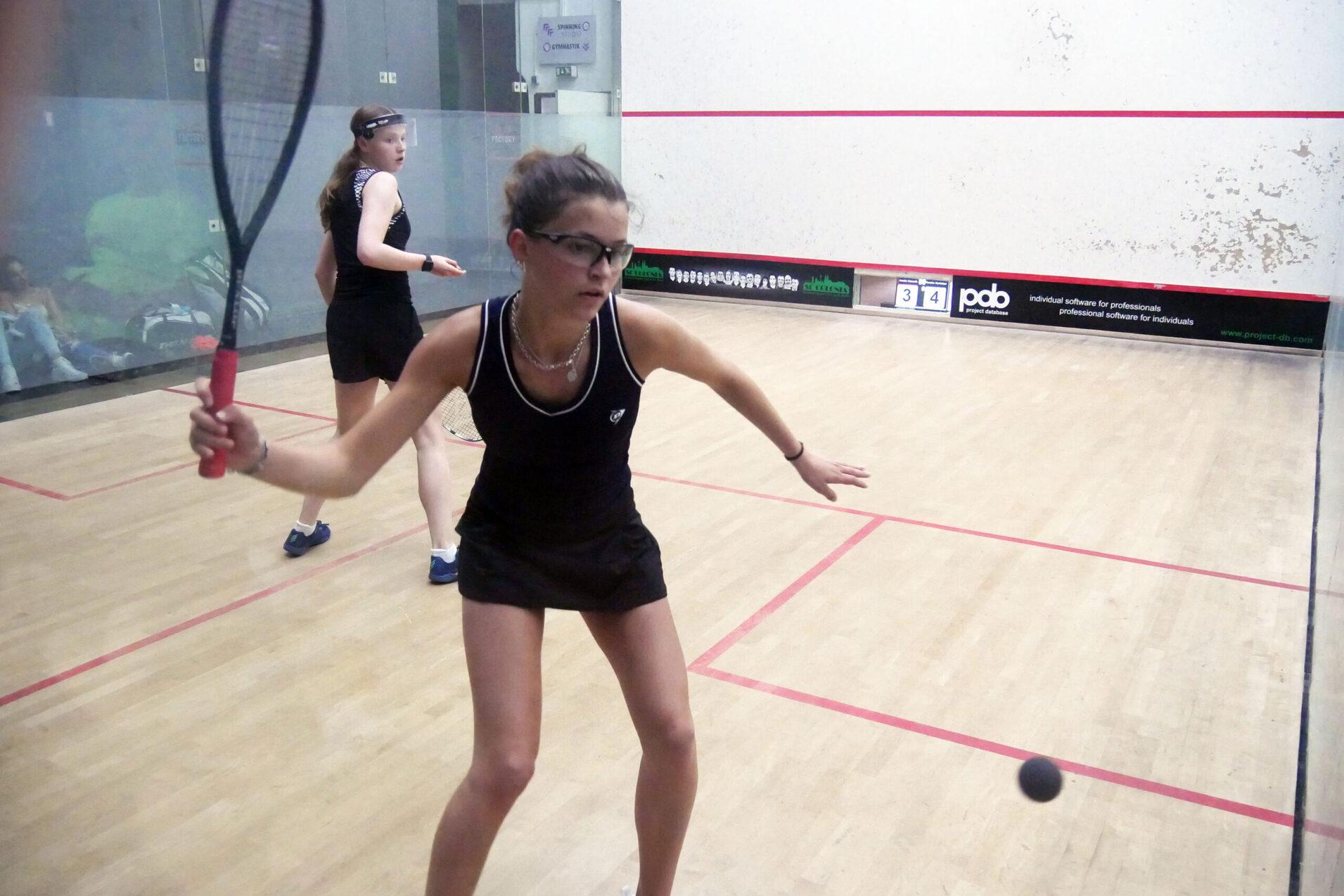 Amelie Haworth (am Ball) entschied das M&auml;dchen-U19-Finale f&uuml;r sich - Bild: DSQV - Lennard Jessen