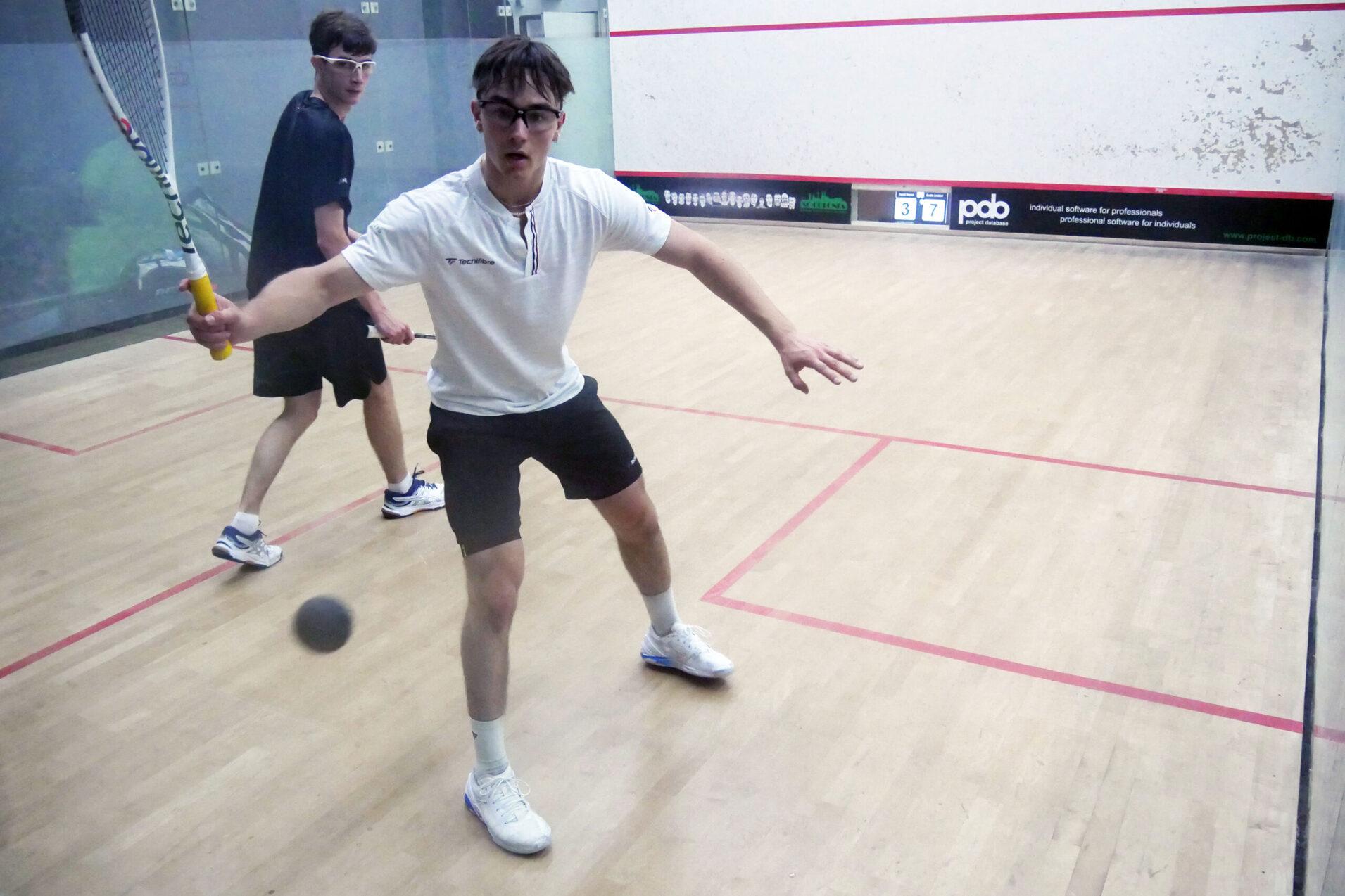 David Bernet (re) gewinnt das U19-Jungen-Finale gegen Guido Lindner (li) in vier S&auml;tzen - Bild: DSQV - Lennard Jessen