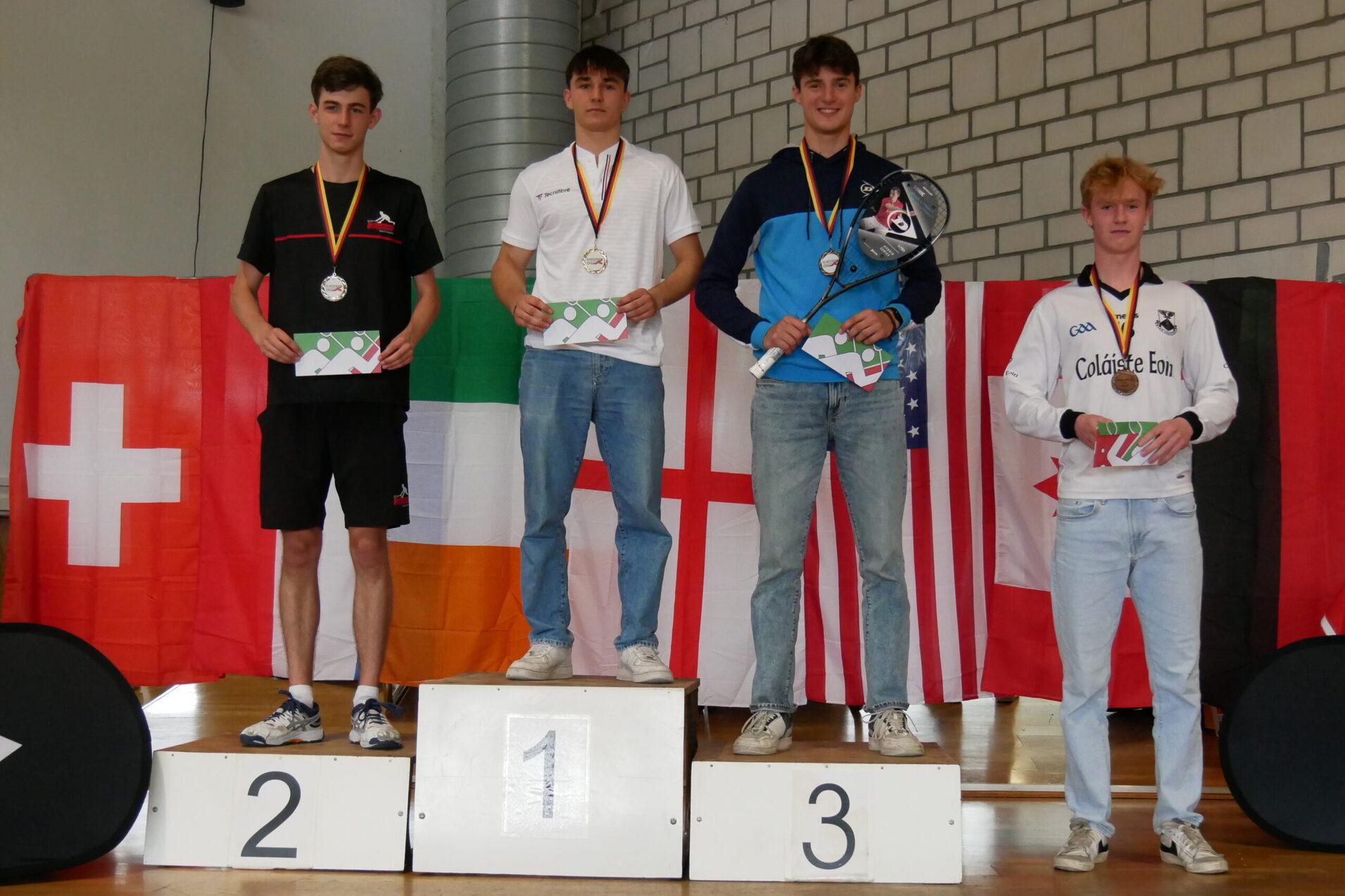 Das Podest der U19-Jungen inkl. Viertplatziertem - Bild: DSQV - Lennard Jessen