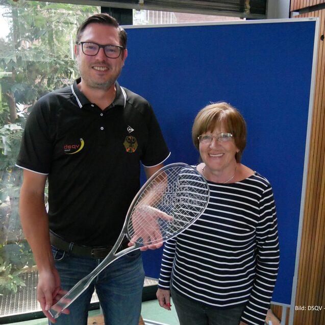Nachfolgerin und Amtsvorg&auml;nger: Die neue Bundesjugendwartin Brigitte Leuschner (re) dankt ihrem Amtsvorg&auml;nger Michael G&auml;de (li) im Namen der Deutschen Squash Jugend (DSQJ) f&uuml;r seine geleistete Arbeit im Nachwuchsbereich - Bild: DSQV -