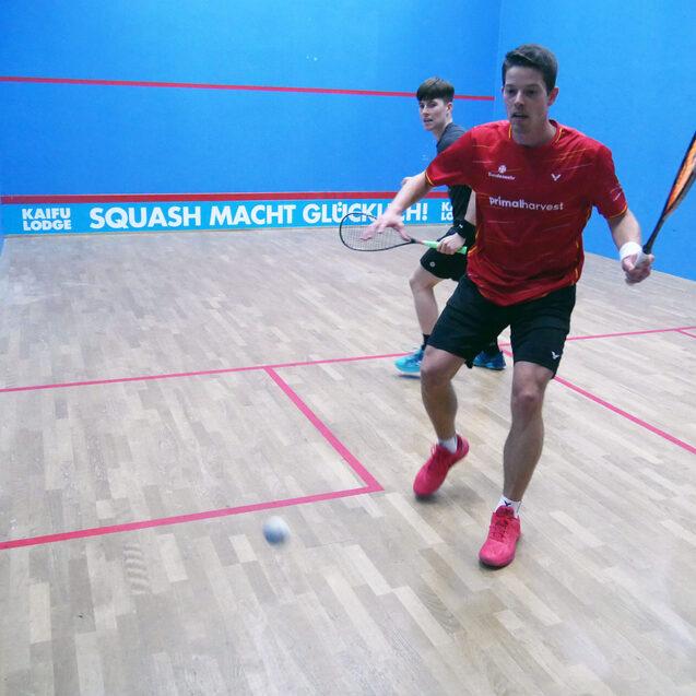 Raphael Kandra (am Ball) gewann das M&auml;nner A - Finale gegen Yannik Omlor - Bild: DSQV - Lennard Jessen