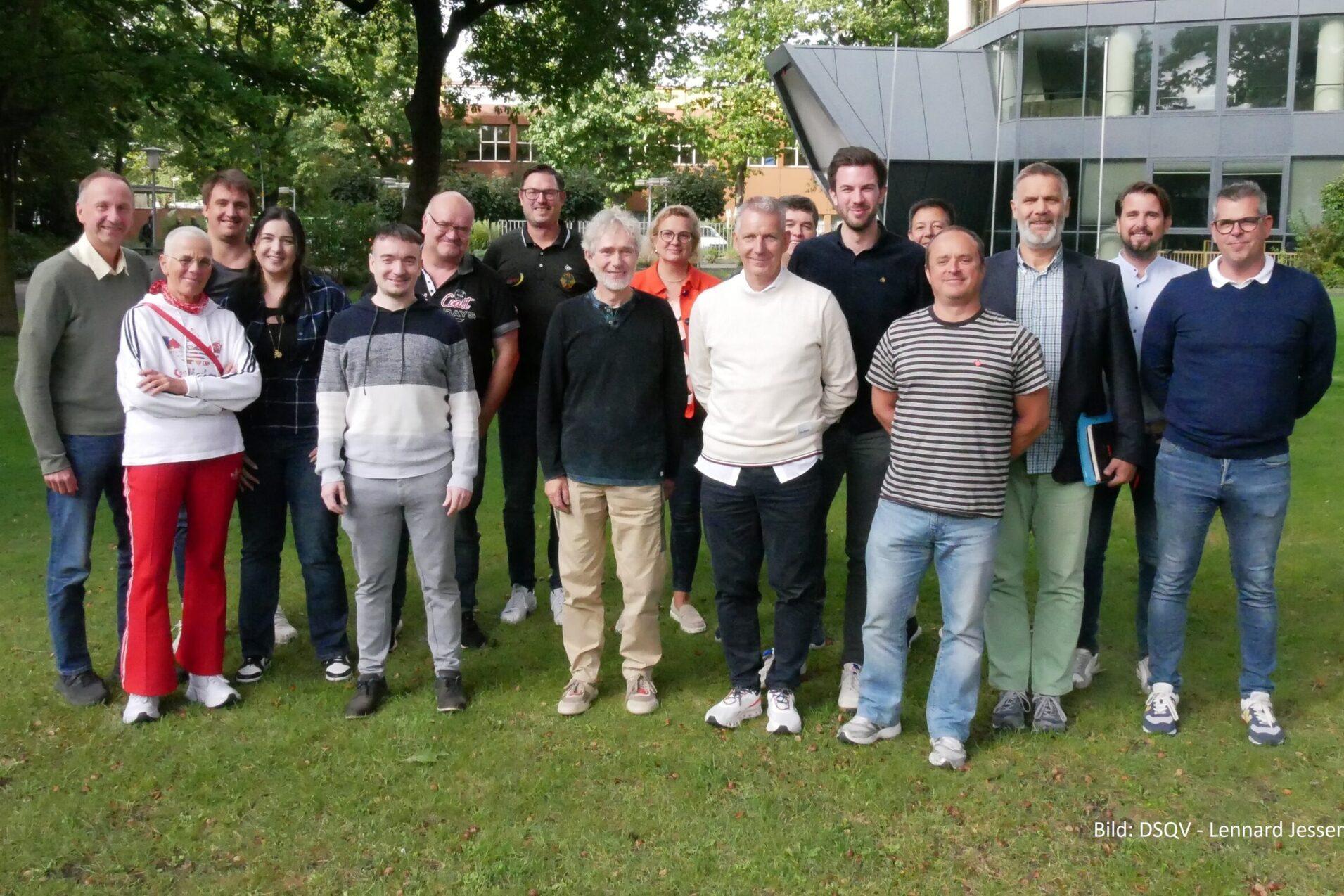 Die anwesenden Funktion&auml;re auf der DSQV-MGV 2023 - Bild: DSQV - Lennard Jessen