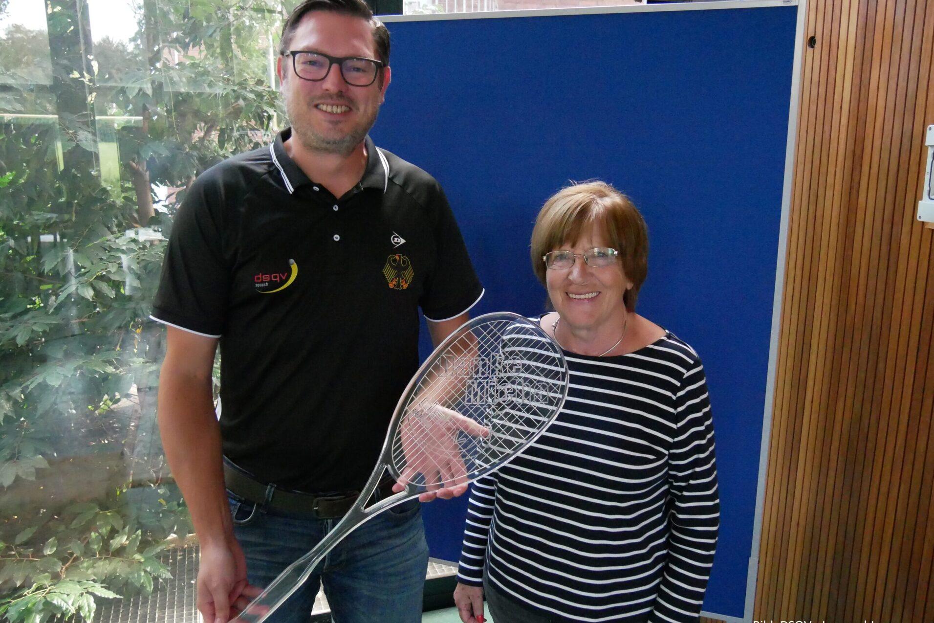 Nachfolgerin und Amtsvorg&auml;nger: Die neue Bundesjugendwartin Brigitte Leuschner (re) dankt ihrem Amtsvorg&auml;nger Michael G&auml;de (li) im Namen der Deutschen Squash Jugend (DSQJ) f&uuml;r seine geleistete Arbeit im Nachwuchsbereich - Bild: DSQV -