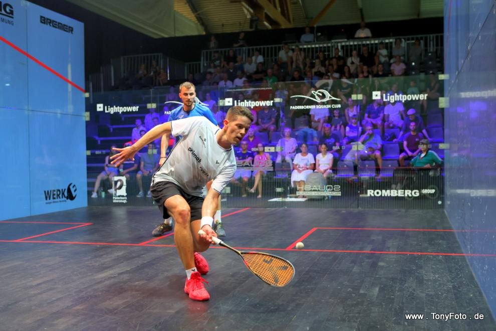 Raphael Kandra (am Ball) im Finale gegen Viktor Byrtus - Bild: www.tonyfoto.de