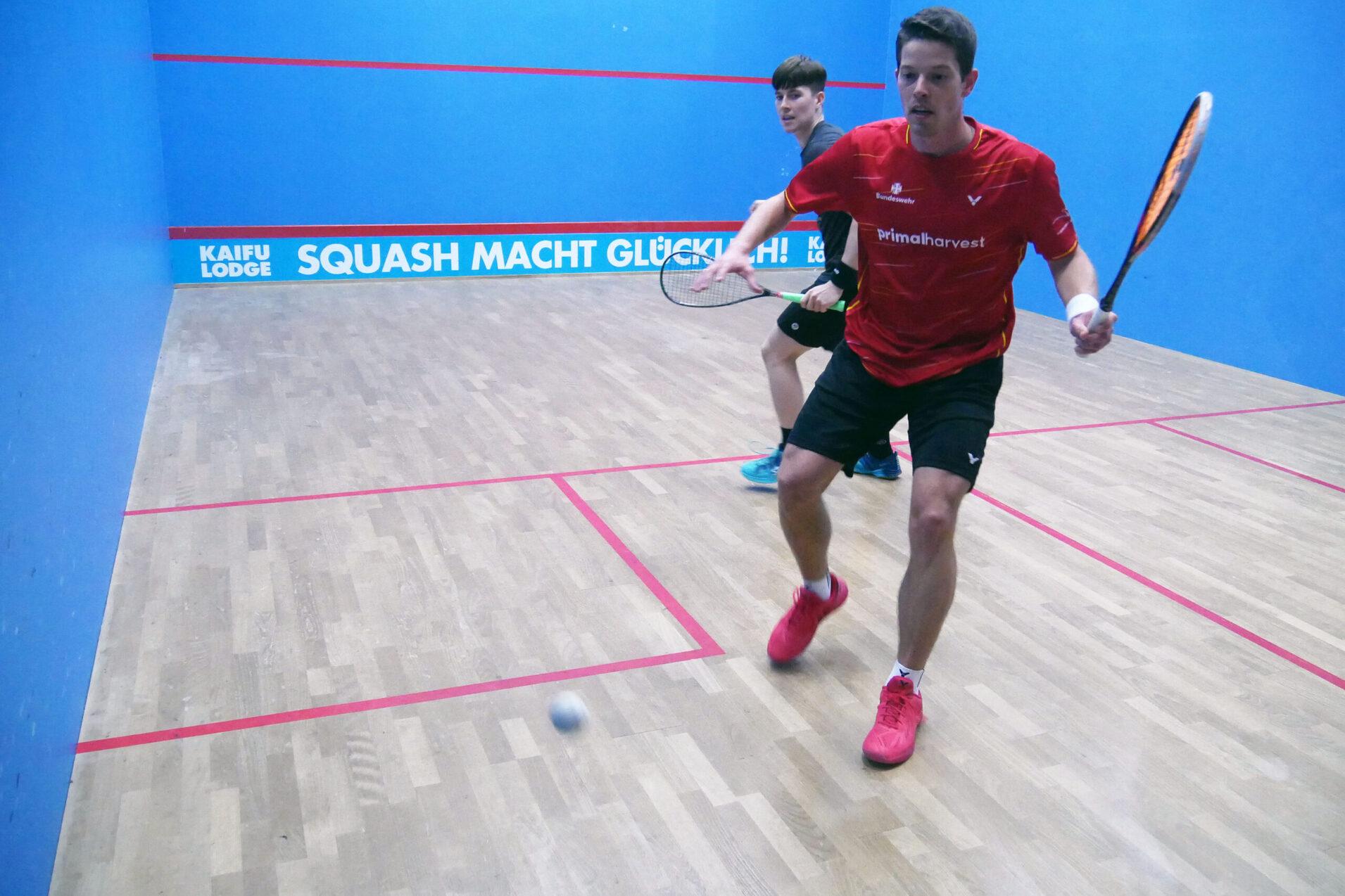 Raphael Kandra (am Ball) gewann das M&auml;nner A - Finale gegen Yannik Omlor - Bild: DSQV - Lennard Jessen