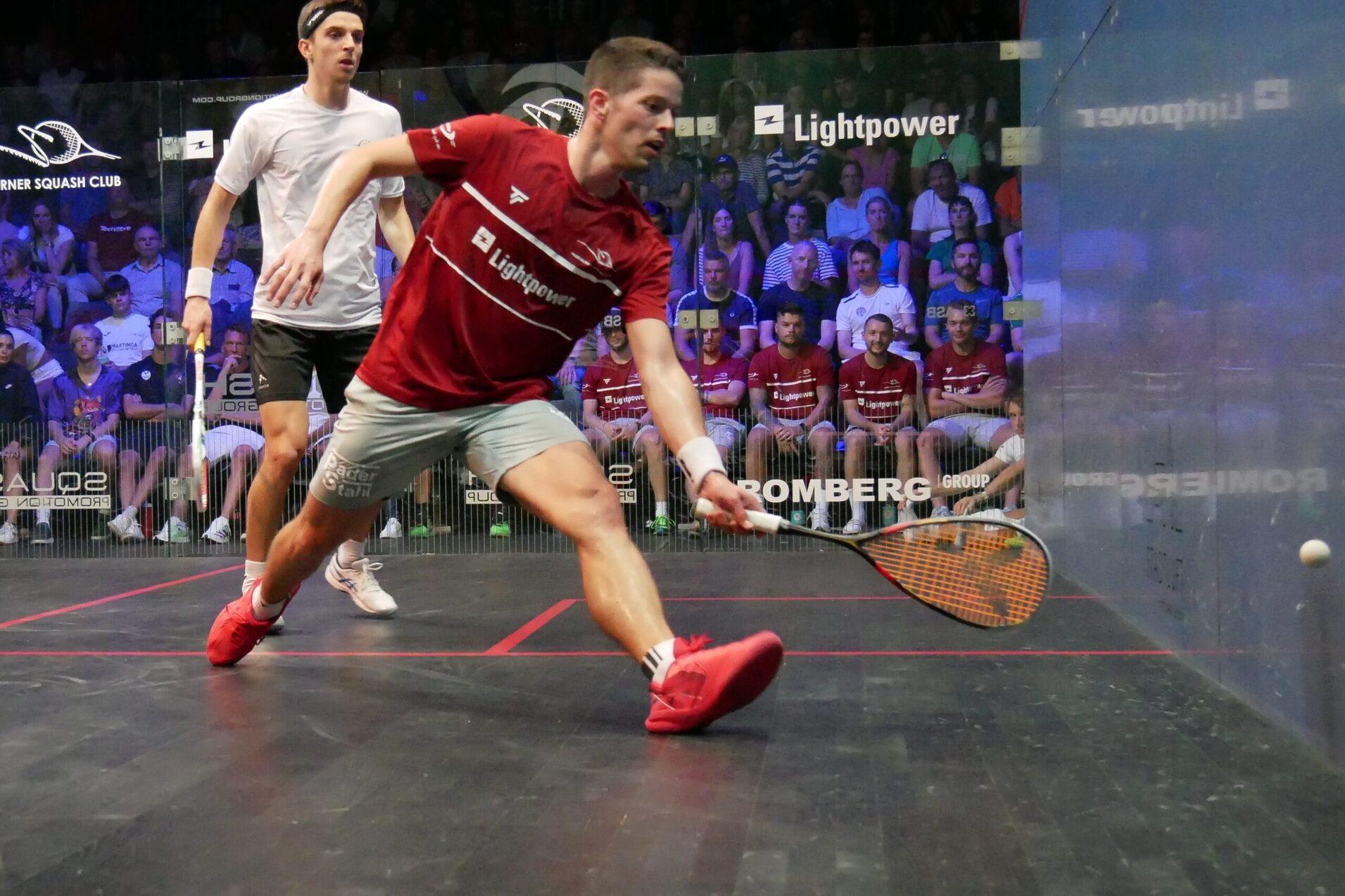 Raphael Kandra (re) holte den dritten Sieg im Finale gegen Charlie Lee (li) und damit den Sieg für seine Mannschaft - Bild: DSQV - Lennard Jessen