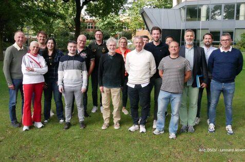 Die anwesenden Funktion&auml;re auf der DSQV-MGV 2023 - Bild: DSQV - Lennard Jessen