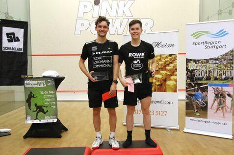 Yannik Omlor (re) gewinnt das Finale der Schr&auml;glage Squash Open gegen Valentin Rapp (li) - Bild: Christian Lortat