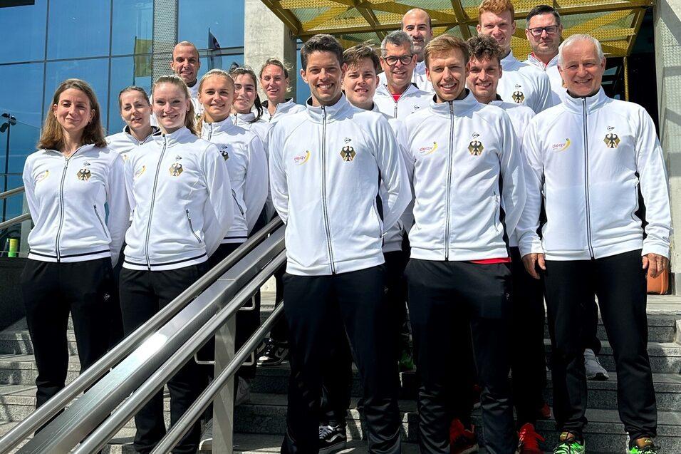 Die Deutsche Nationalmannschaft der Frauen und M&auml;nner mit Funktion&auml;ren, Trainern und weiteren Verantwortlichen - Bild: Renan Lavigne