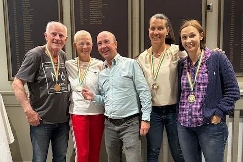 Die deutschen Podestplatzierten zusammen mit Gerry Callanan (Mitte) vom irischen Squashverband (v.l.n.r.): Robert Keilmann, Störte Becker, Gerry Callanan, Stefanie Leiber und Melanie Kreisel