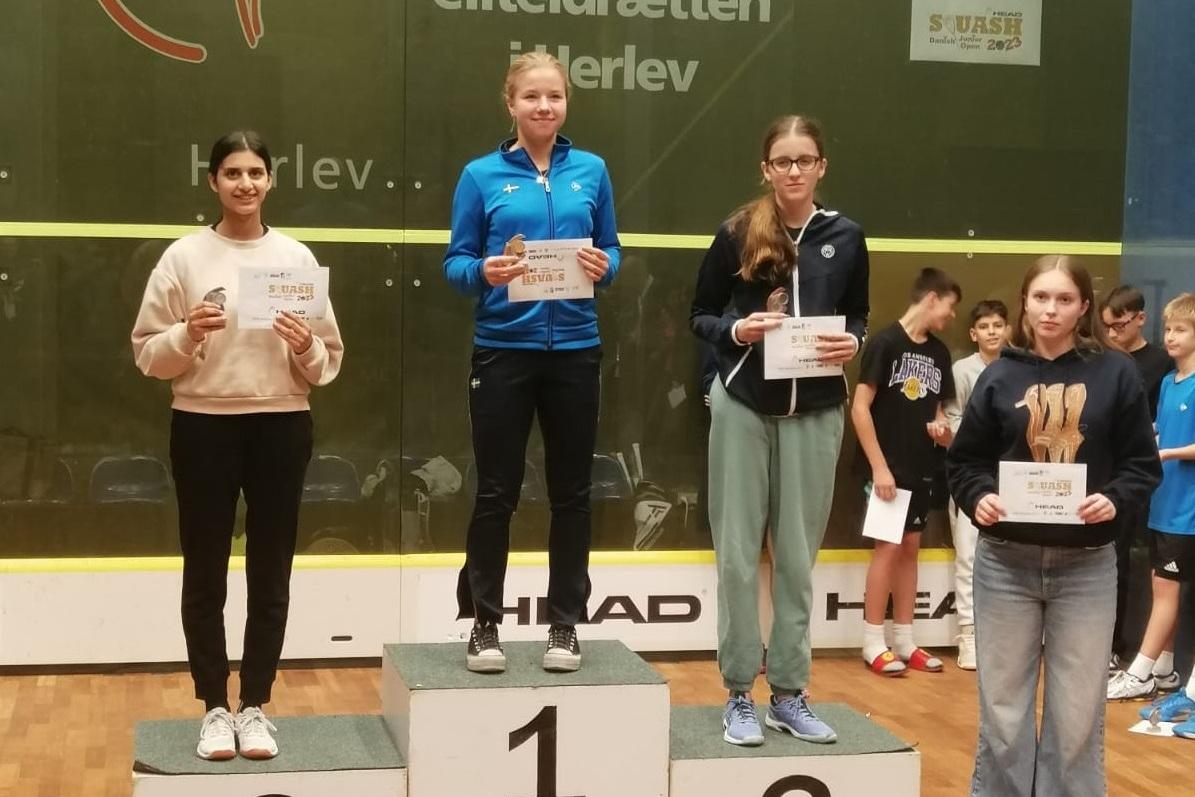 Dahlia Cherian (li) gewinnt U17-Silber bei den Danish Junior Open - Bild: Yasmin Cherian