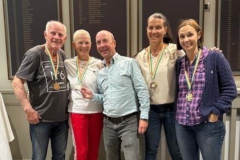 Die deutschen Podestplatzierten zusammen mit Gerry Callanan (Mitte) vom irischen Squashverband (v.l.n.r.): Robert Keilmann, St&ouml;rte Becker, Gerry Callanan, Stefanie Leiber und Melanie Kreisel