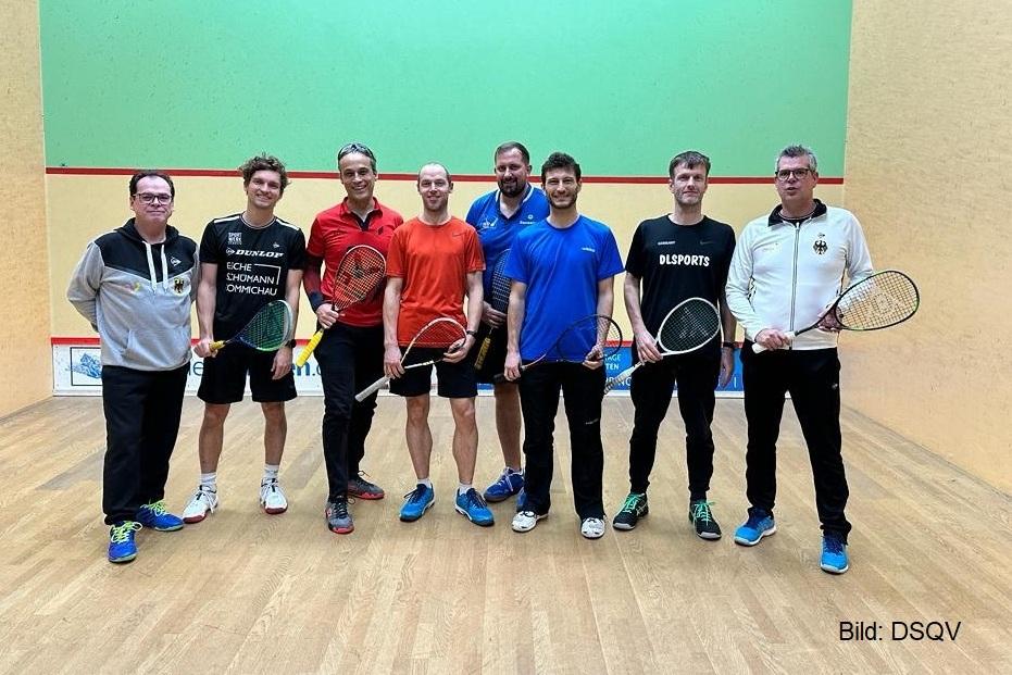 Rainer M&uuml;ller (li) und Chef-Bundestrainer Oliver Pettke (re) mit den Teilnehmern des Trainer-B-Lehrgangs - Bild: DSQV