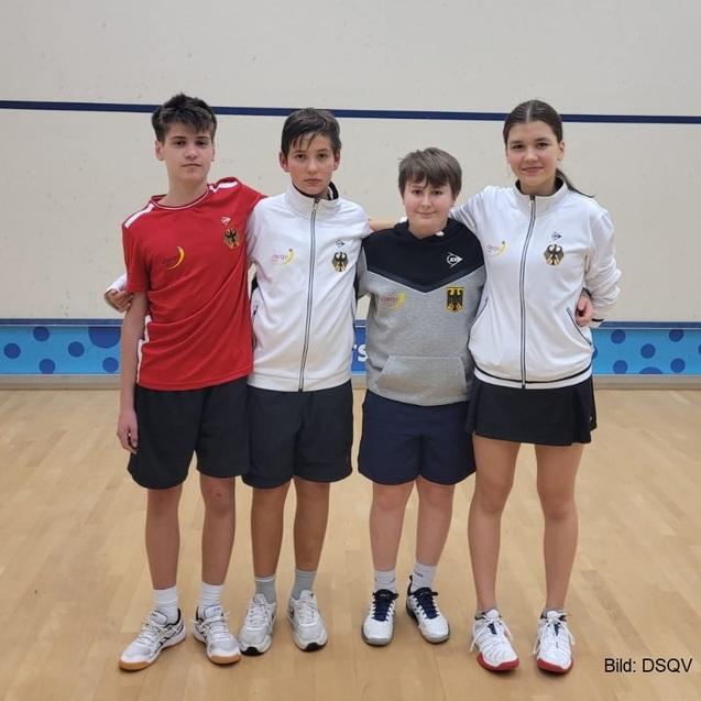 Das deutsche U15-Aufgebot zusammen mit Robin Thornton (U13, 2. von rechts): Marc Weishar, Oleksii Bielikov und Sabrina-Sharona Dinn - Bild: DSQV