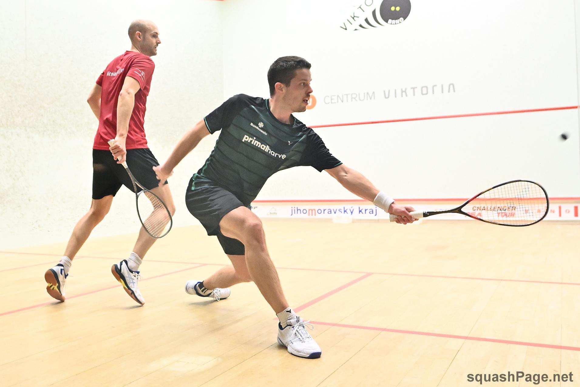 Raphael Kandra (re) besiegt im Halbfinale von Brno den topgesetzten Schweizer und Weltranglisten-15. Nicolas M&uuml;ller in drei S&auml;tzen - Bild: squashPage.net
