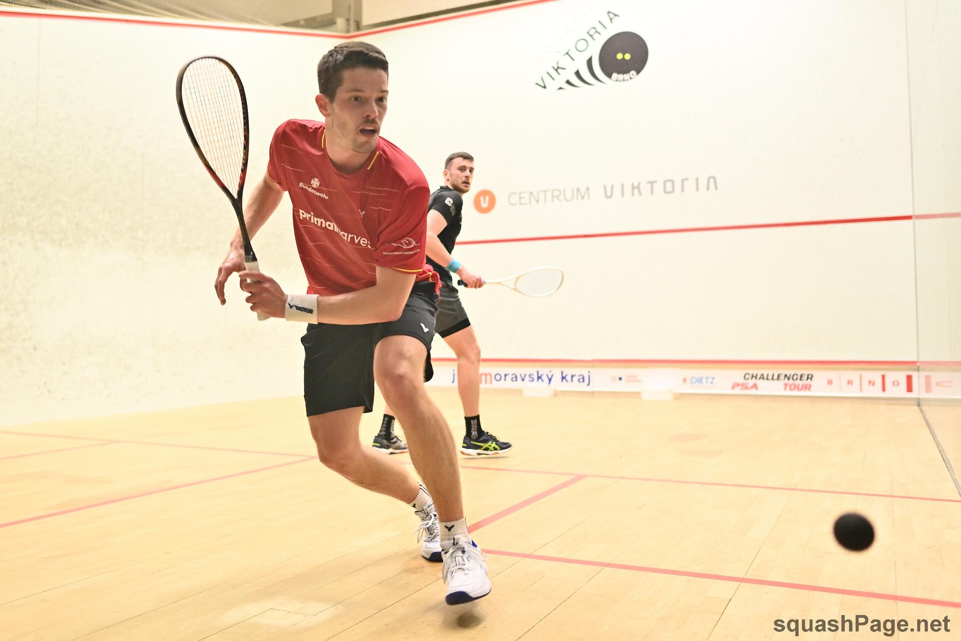 Raphael Kandra (am Ball) im Finale gegen Patrick Rooney - Bild: squashPage.net