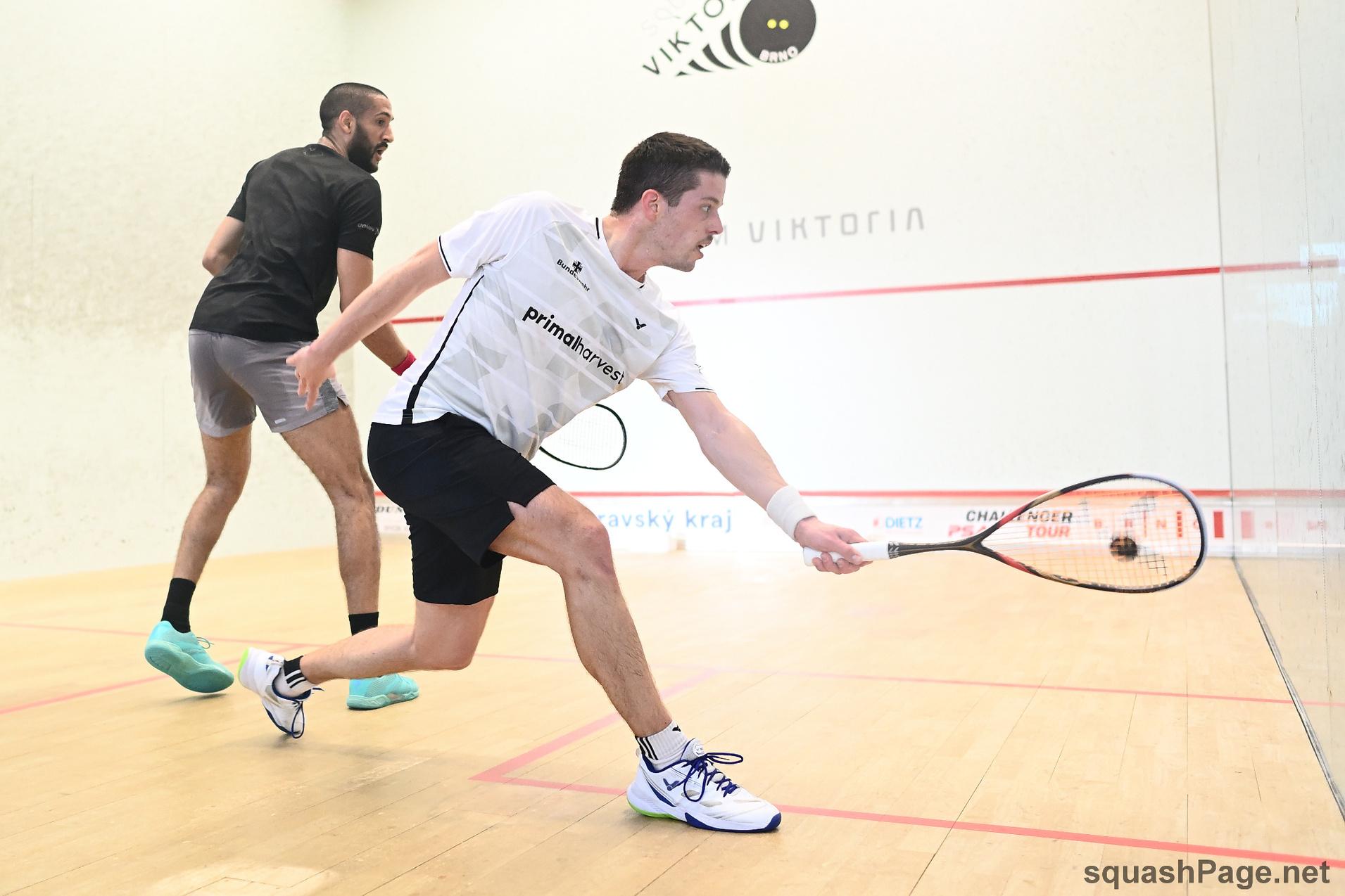 Raphael Kandra (re) gewinnt sein Viertelfinale gegen Declan James (li) - Bild: squashPage.net
