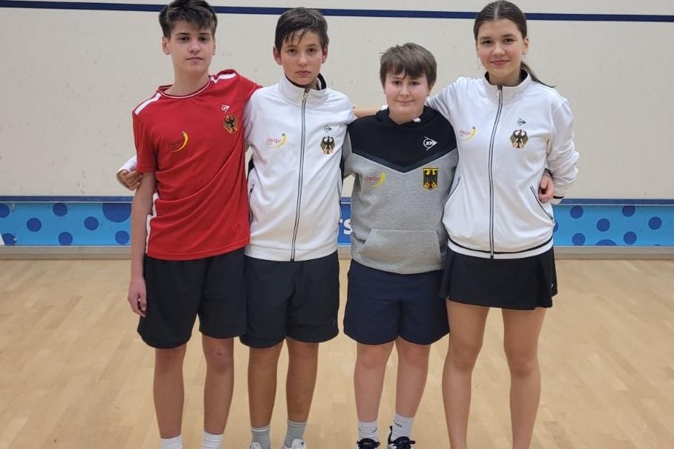 Das deutsche U15-Aufgebot zusammen mit Robin Thornton (U13, 2. von rechts): Marc Weishar, Oleksii Bielikov und Sabrina-Sharona Dinn - Bild: DSQV