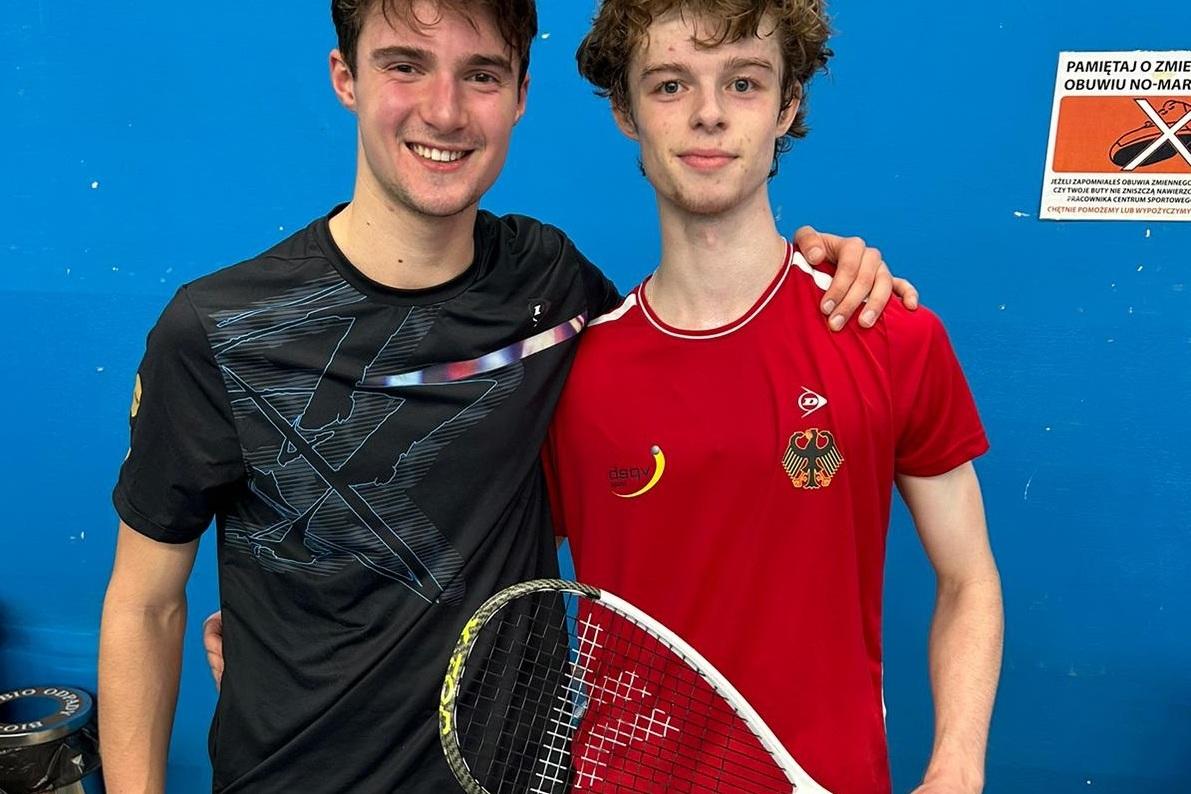 Fabian Igelbrink (re) mit seinem Halbfinalgegner Samuel Gerrits - Bild: DSQV