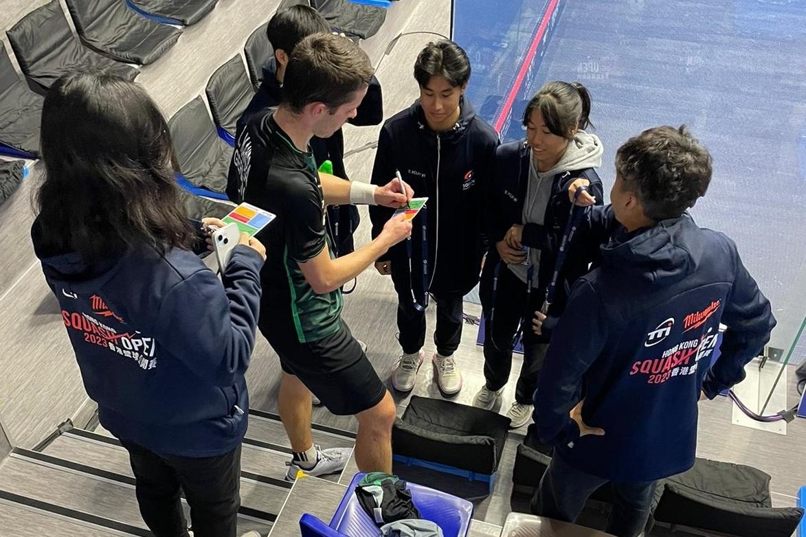 Raphael Kandra war bei den Hongkong-Squashfans in der Autogrammstunde gefragt - Bild: DSQV