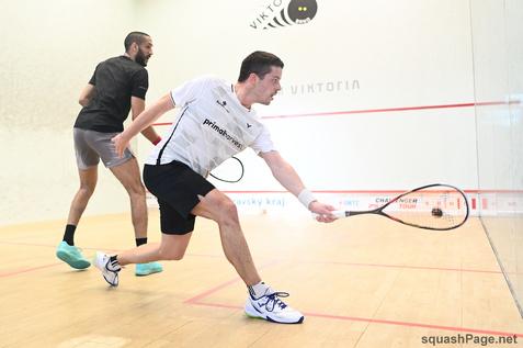 Raphael Kandra (re) gewinnt sein Viertelfinale gegen Declan James (li) - Bild: squashPage.net