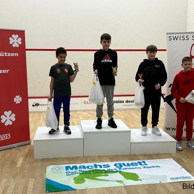 Robin Thornton (2. v. r.) holt Platz drei in der U13 - Bild: DSQV