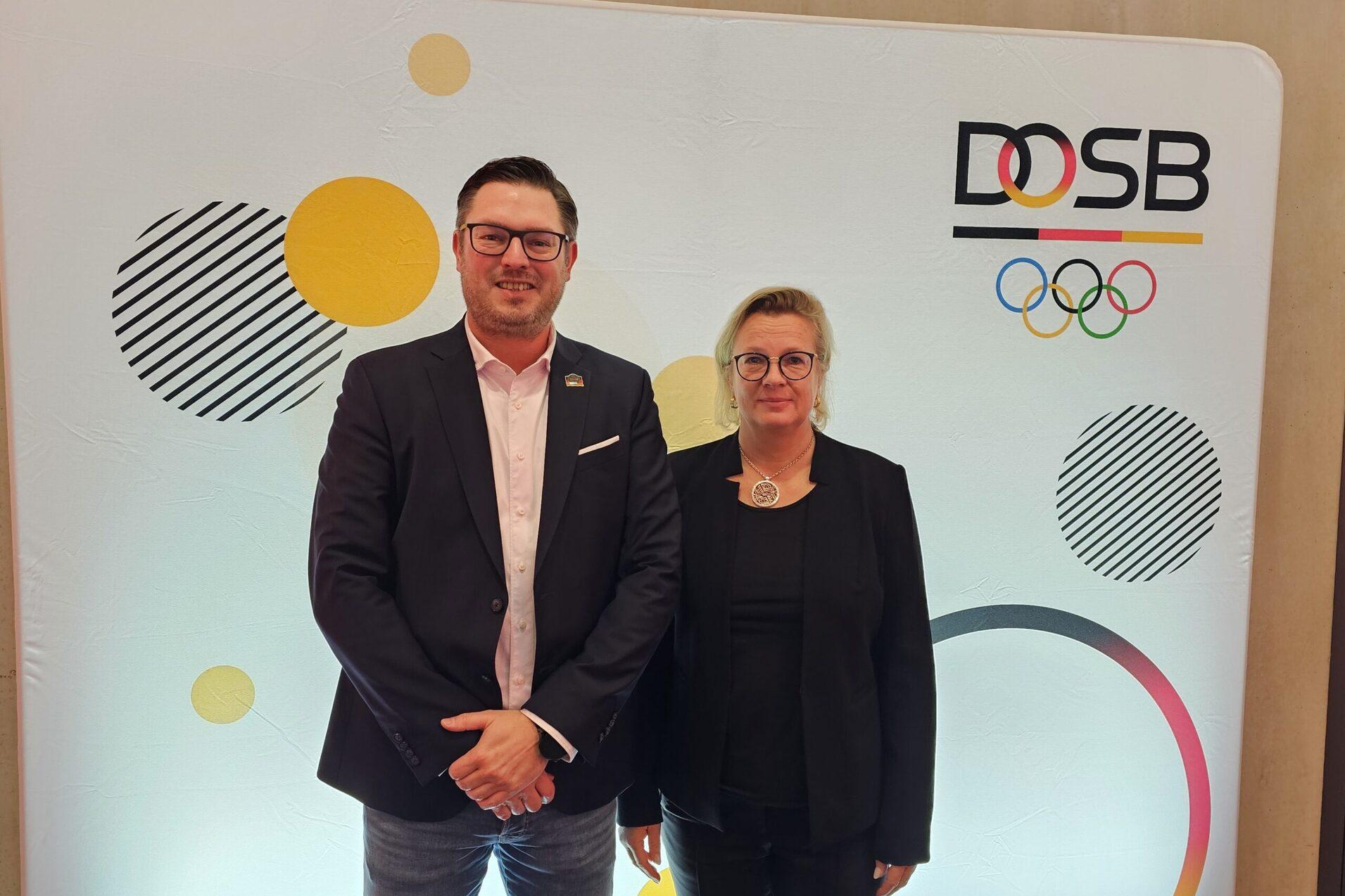 DSQV-Pr&auml;sident Michael G&auml;de (li) und DSQV-Sportdirektorin Karin Krasenbrink (re) vertraten den Deutschen Squash Verband e.V. (DSQV) in Frankfurt/Main - Bild: DSQV