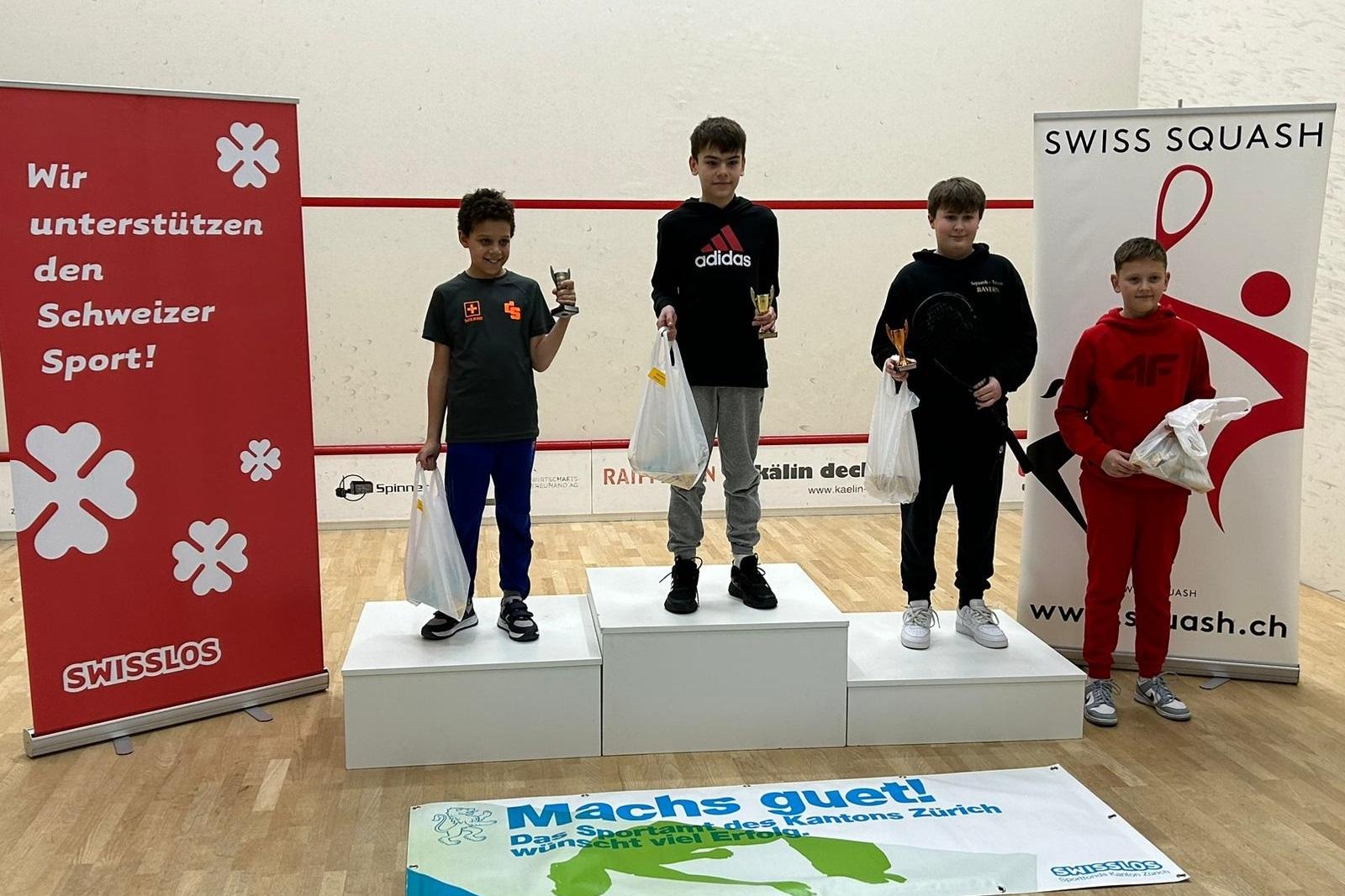 Robin Thornton (2. v. r.) holt Platz drei in der U13 - Bild: DSQV