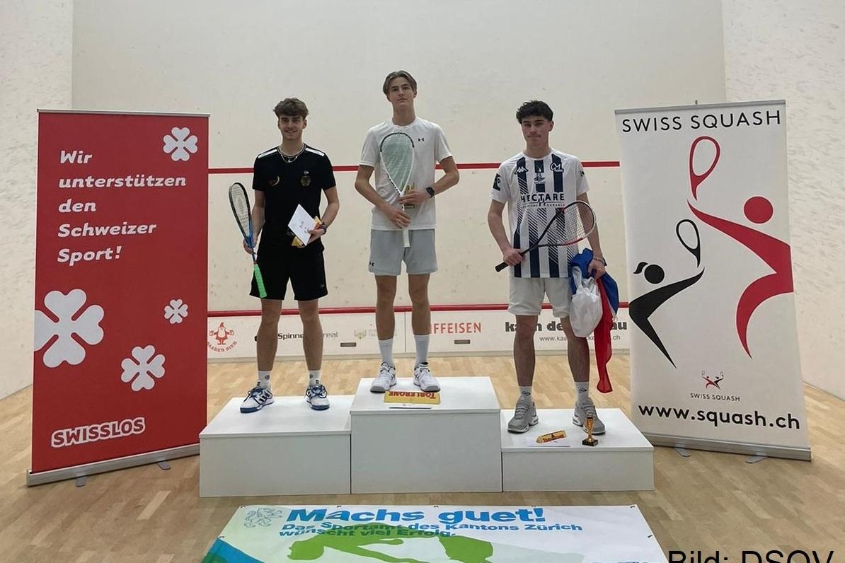 Finn-Lennart Koch (2. v. l.) krönt ein starkes Wochenende in der Schweiz mit Platz 2 in der U19 - Bild: DSQV