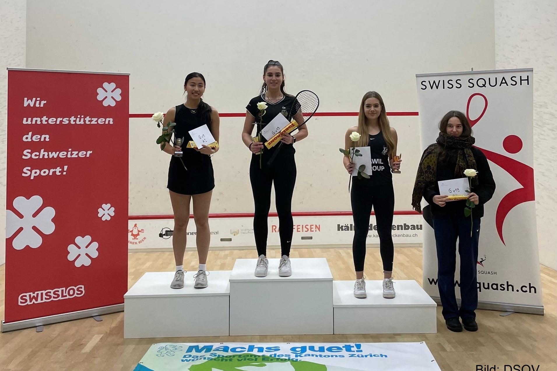 Platz 1 bis 4 bei den Mädchen U19, Maya Weishar (2. v. l.) holt den deutschen Sieg - Bild: DSQV