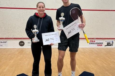 Mareike Omlor (li) und George Crowne (re) gewinnen die Airport Xmas Open - Bild: Theresa Fegers