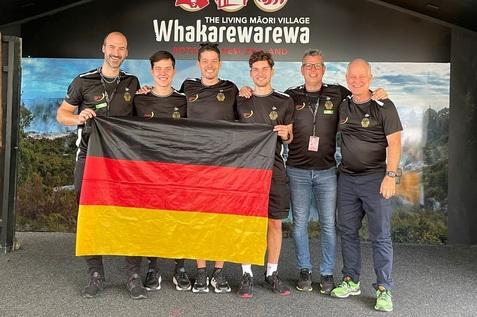 Simon R&ouml;sner, Yannik Omlor, Raphael Kandra, Valentin Rapp, Chef-Bundestrainer Oliver Pettke, Physiotherapeut Ralph Michna - Bild: DSQV