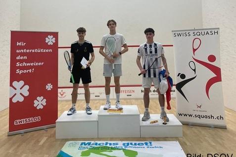 Finn-Lennart Koch (2. v. l.) kr&ouml;nt ein starkes Wochenende in der Schweiz mit Platz 2 in der U19 - Bild: DSQV