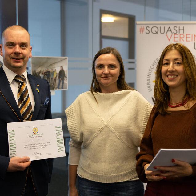 Max Mülot (li), Präsident des LV Niedersachsen, erhält von Nataliya Butych (Mitte), 1. stellvertretene Vorsitzende des Ukrainischen Vereins Niedersachsen e.V., sowie Maria Palamarchuk, Projektkoordinatorin "Projekt Teilhabe von Gefl&uu