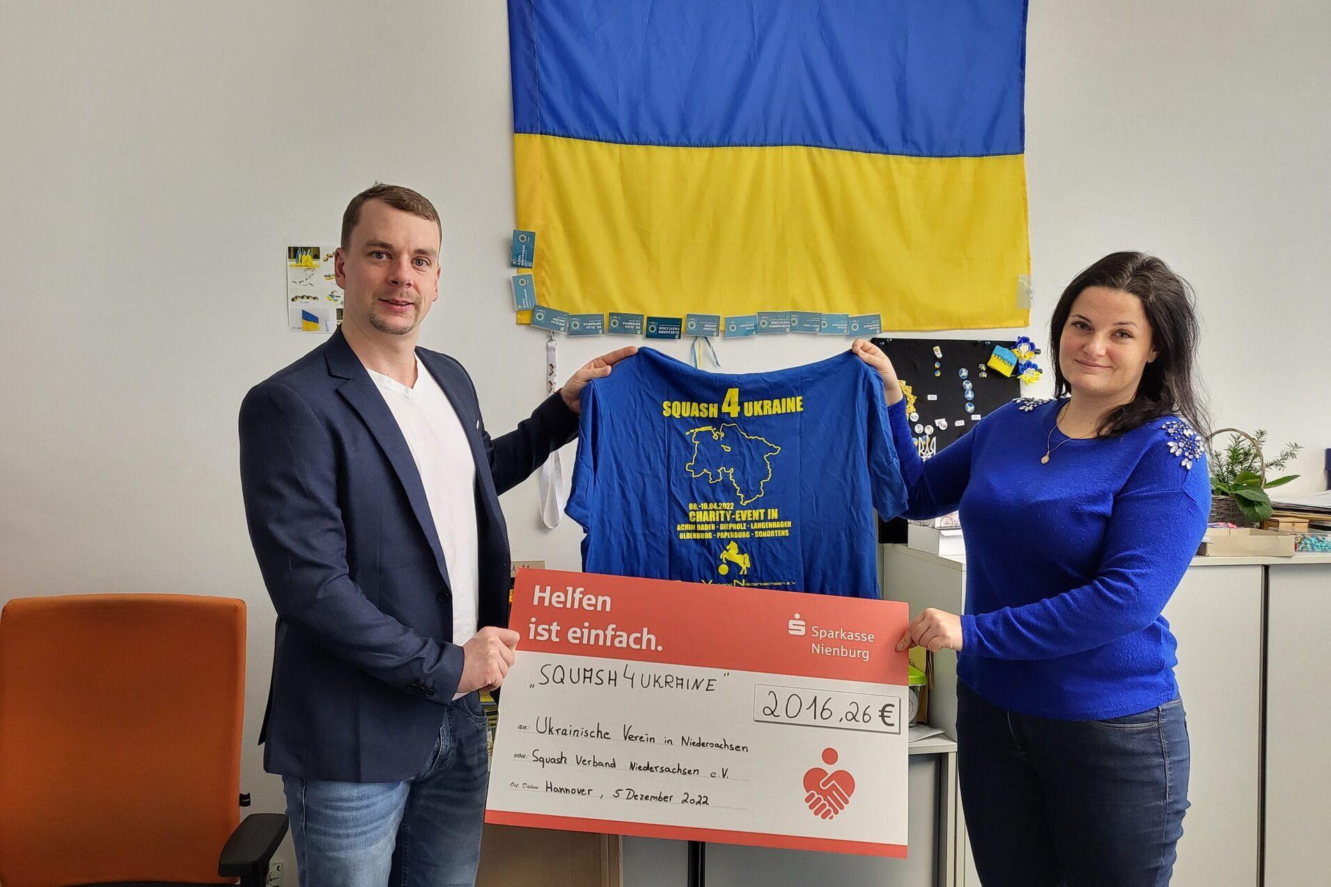 Max Mülot (li) übergibt die Spende an den Ukrainischen Verein Niedersachsen - Bild: LV Niedersachsen