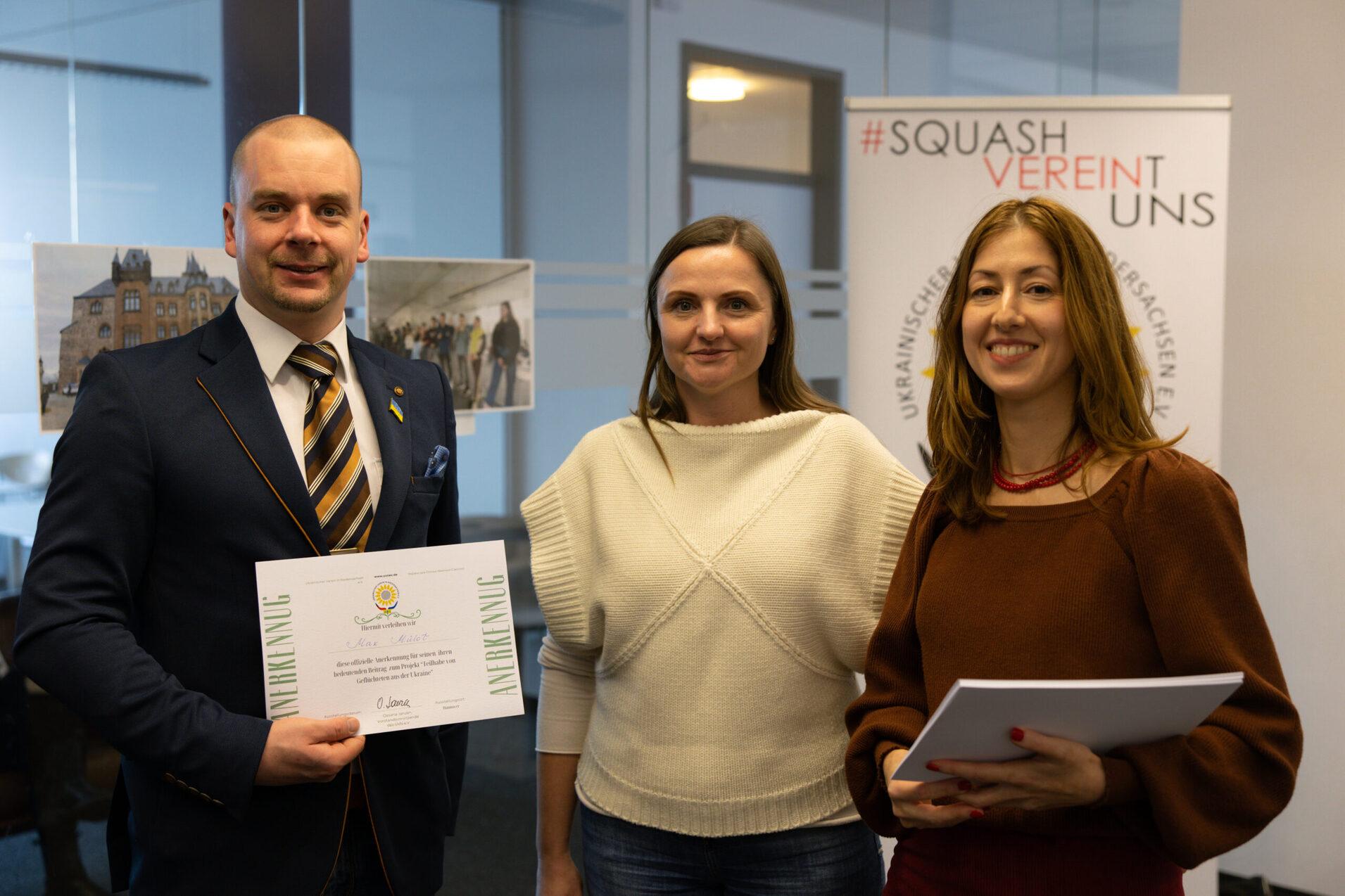 Max Mülot (li), Präsident des LV Niedersachsen, erhält von Nataliya Butych (Mitte), 1. stellvertretene Vorsitzende des Ukrainischen Vereins Niedersachsen e.V., sowie Maria Palamarchuk, Projektkoordinatorin "Projekt Teilhabe von Gefl&uu