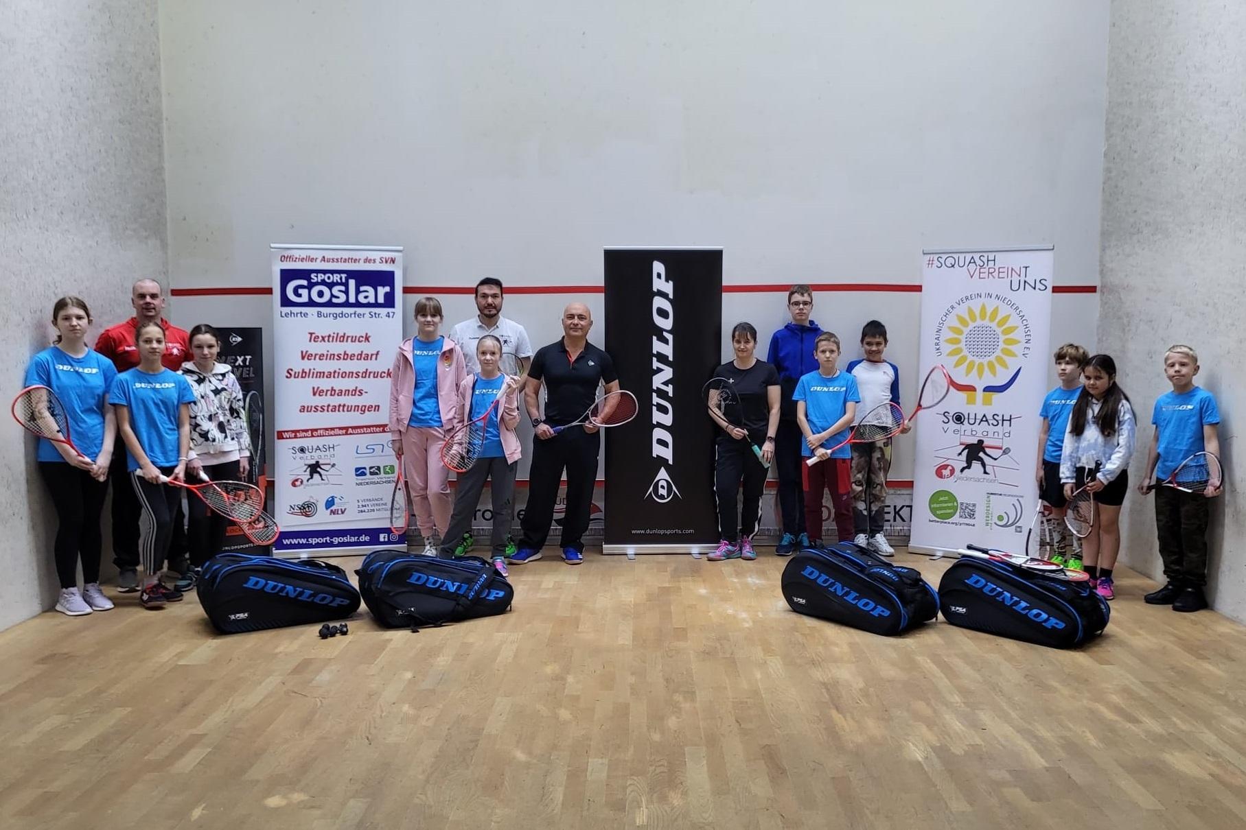Gruppenfoto vom zweiten gemeinsamen Training des Projektes "SquashVereintUNS" - Bild: LV Niedersachsen