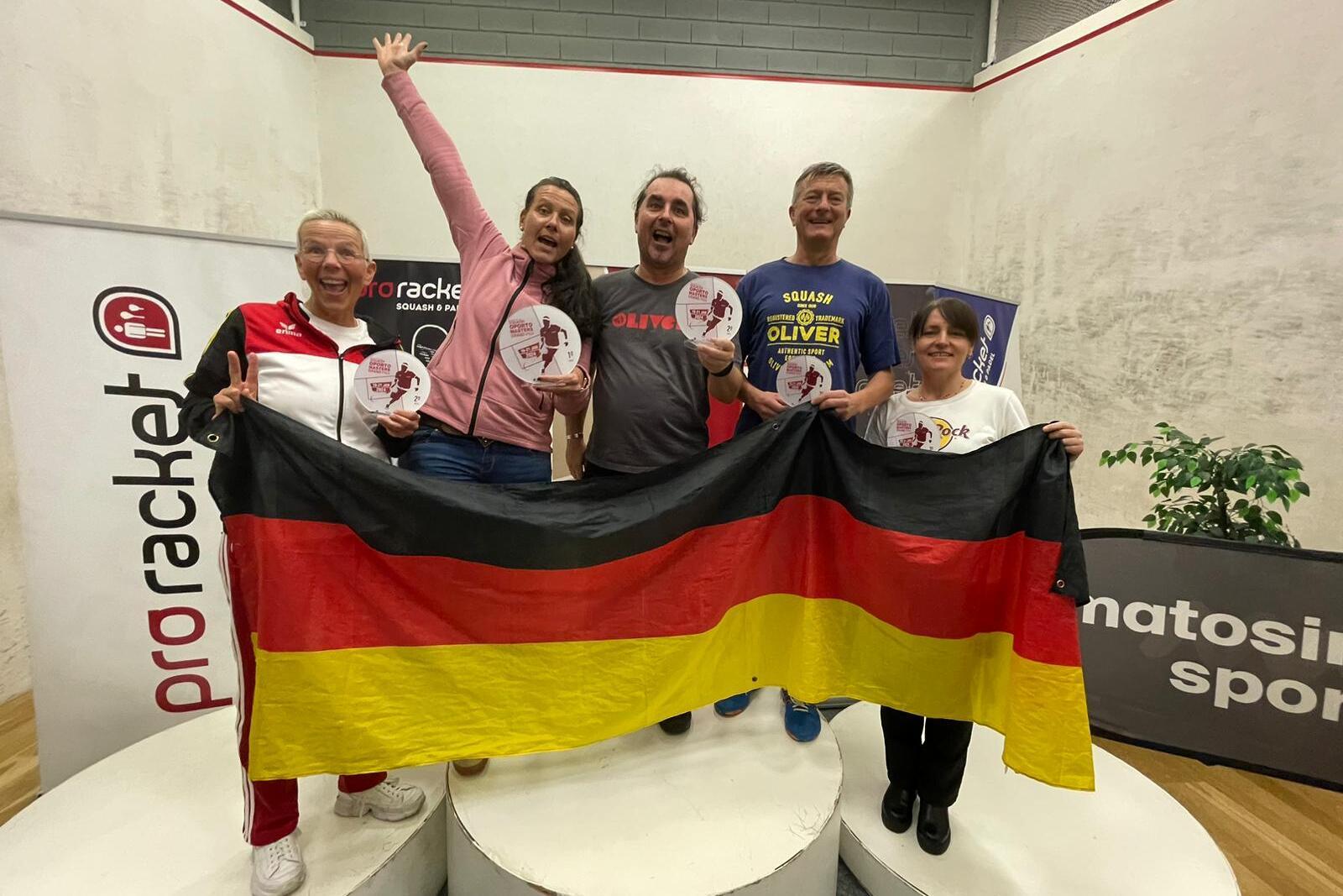 Die f&uuml;nf Deutschen auf dem Podest: St&ouml;rte Becker, Stefanie Leiber, Andreas Omlor, Felix Paal und Miroslawa Sojka (v.l.n.r.) - Bild: DSQV