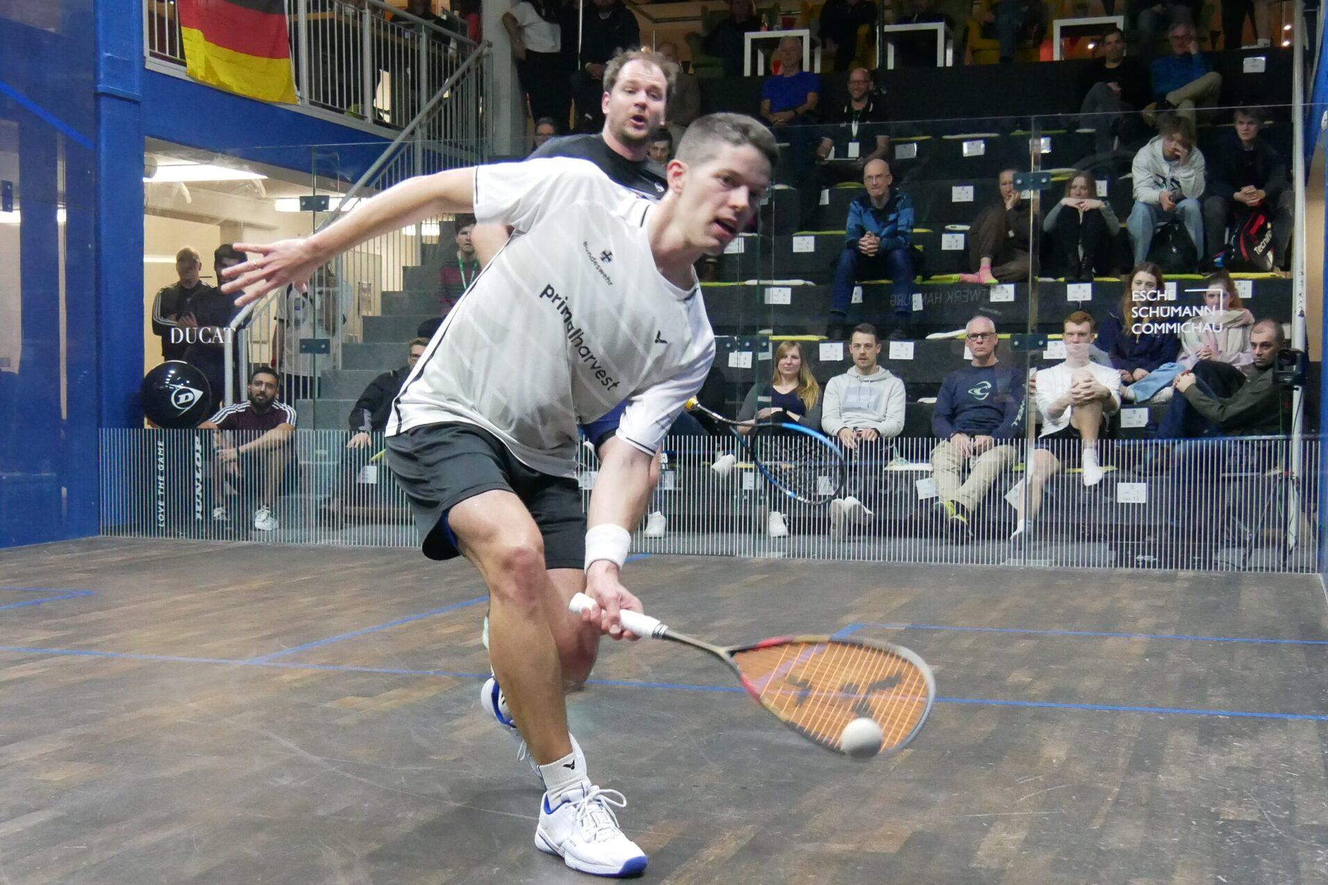 Raphael Kandra (vorne) gewann sein Viertelfinale gegen Felix G&ouml;bel (hinten) klar in drei S&auml;tzen - Bild: Lennard Jessen