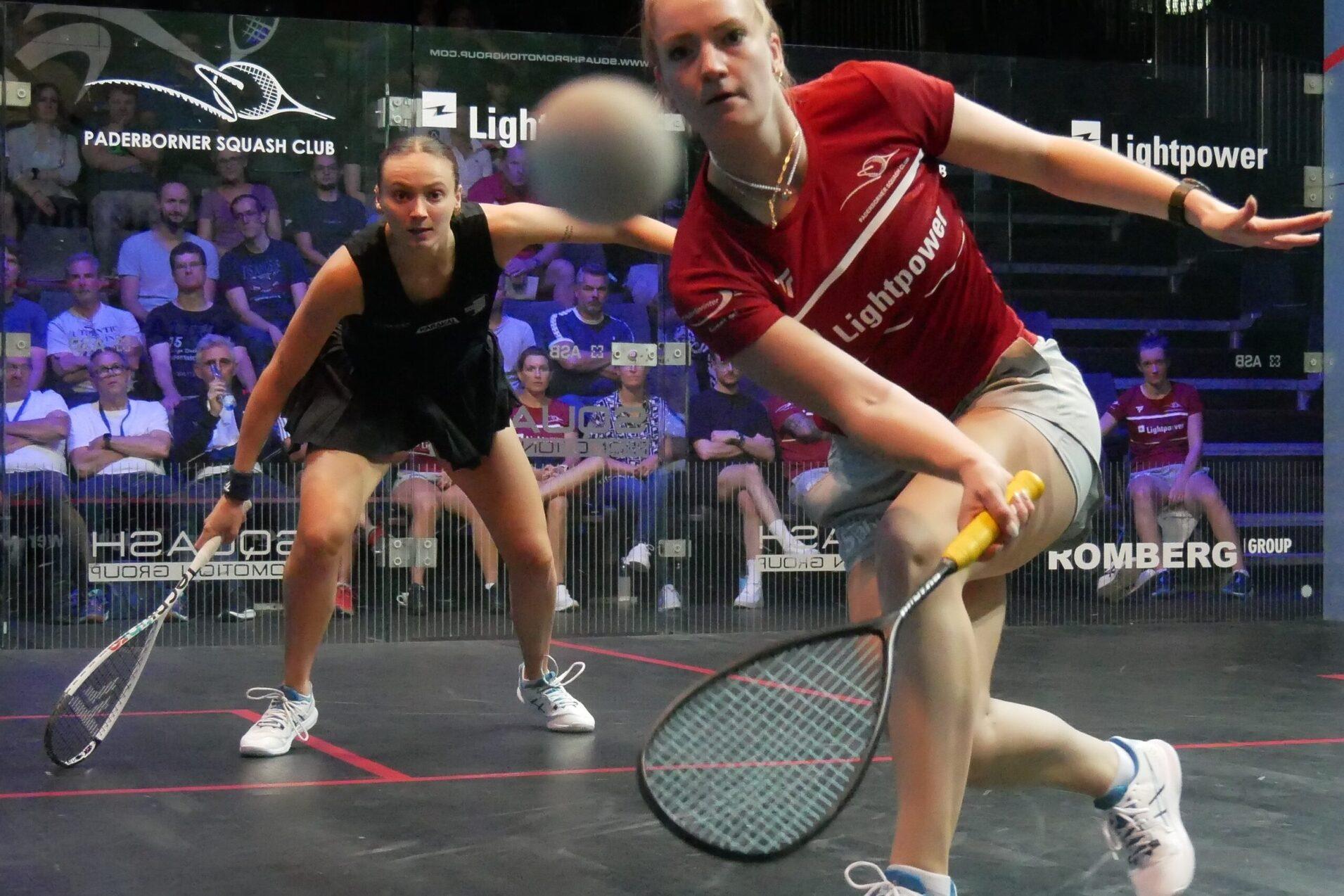 Saskia Beinhard (re), amtierende Deutsche Einzelmeisterin, in Action gegen Lea Barbeau (li) bei den European Club Championships 2023 in Paderborn - Bild: DSQV - Lennard Jessen